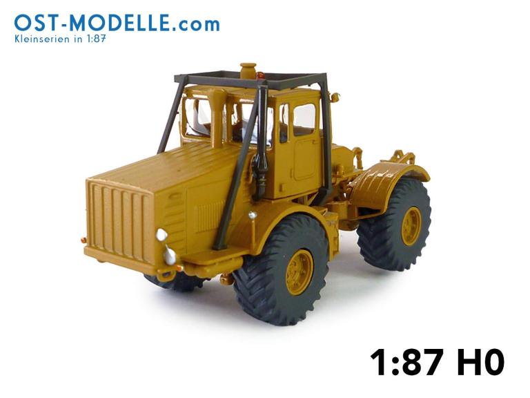 Traktor Kirovets K700 gelborange mit Motorverkleidung Überrollbügel